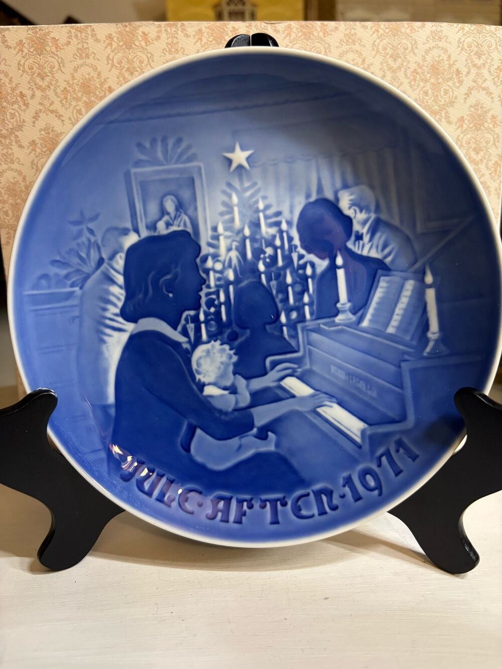 Royal Copenhagen Blue Christmas Collectible Plate 1971
